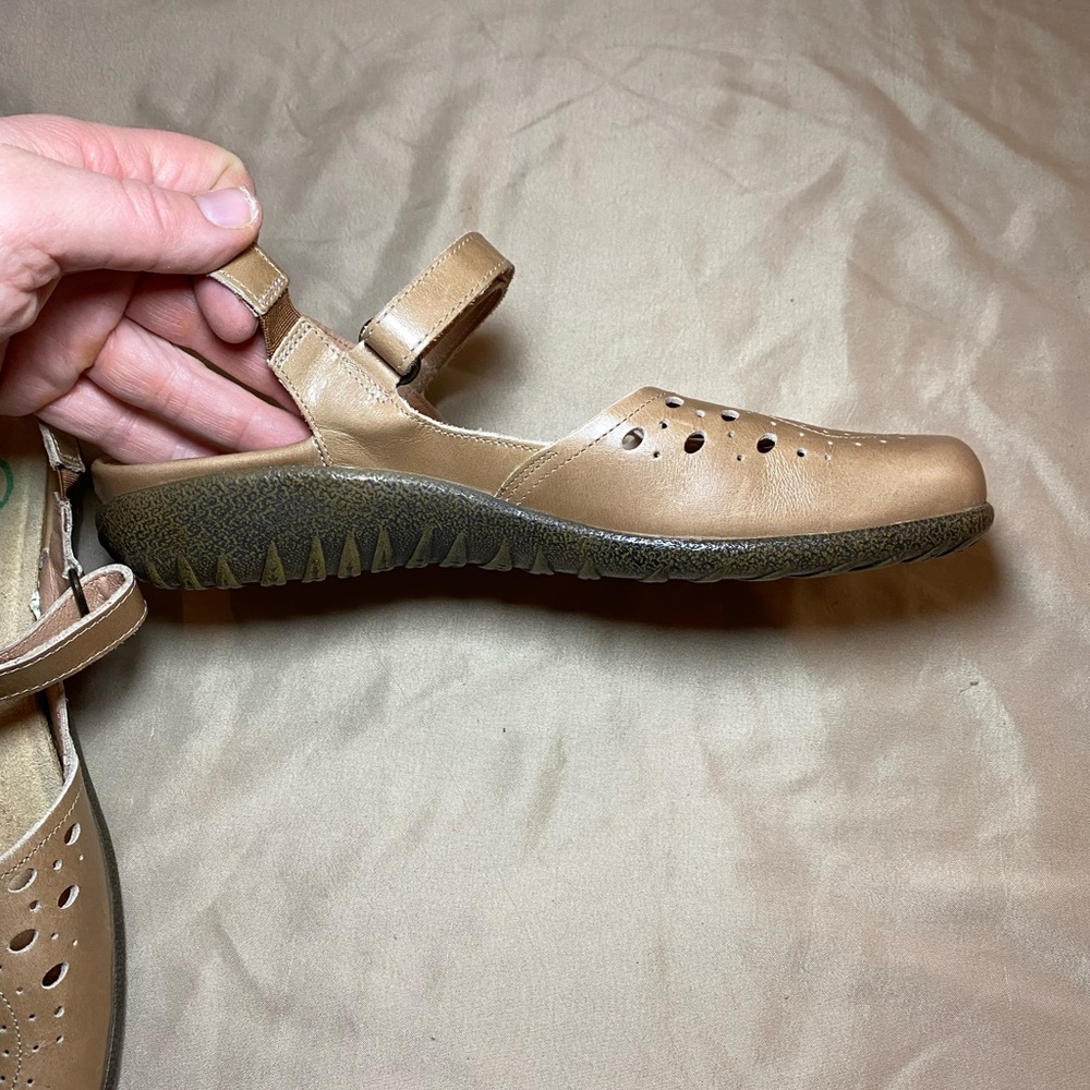 EUC UNWORN NAOT Arataki Sling Back Closed Toe Sandals Cutout Genuine Leather Tan - Picture 8 of 12